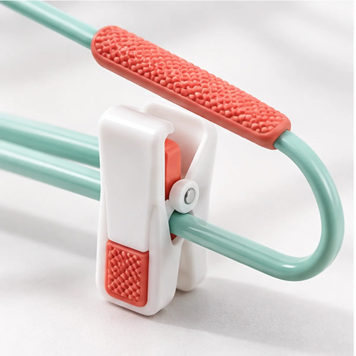 Non-Slip Clip Hanger Set — detail