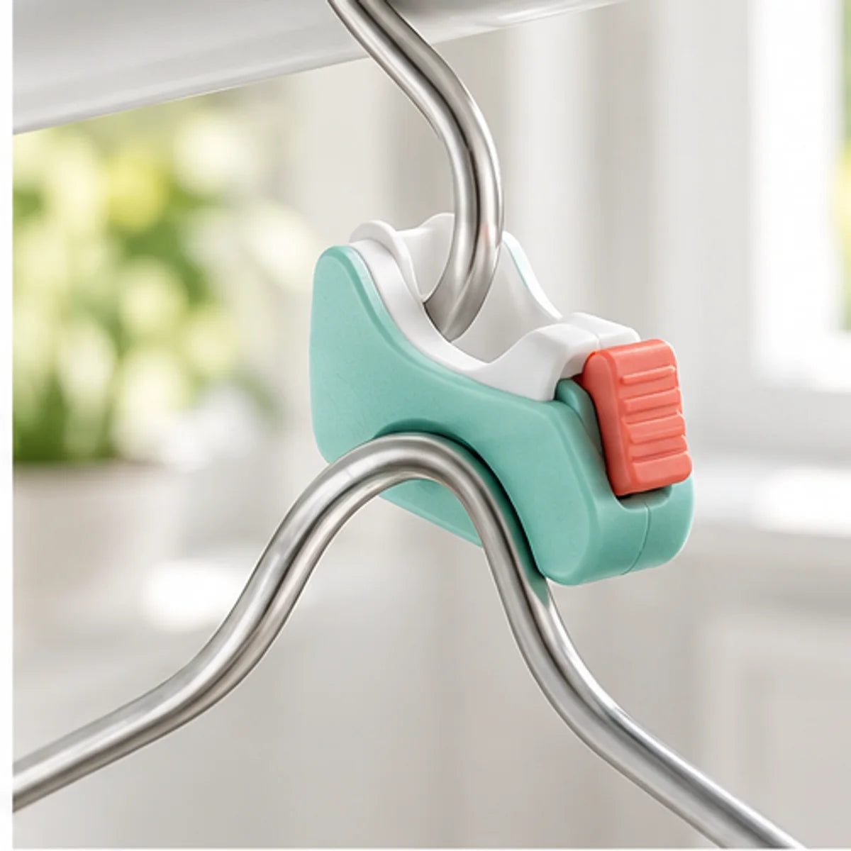 Wind-Resistant Hanger Connector Set — function
